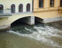 masse vann i Vltava elven i Praha
